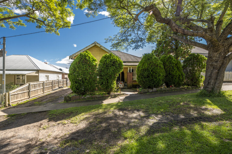 CENTRE OF TOWN BUSINESS AND/OR HOME - YOUR CHOICE