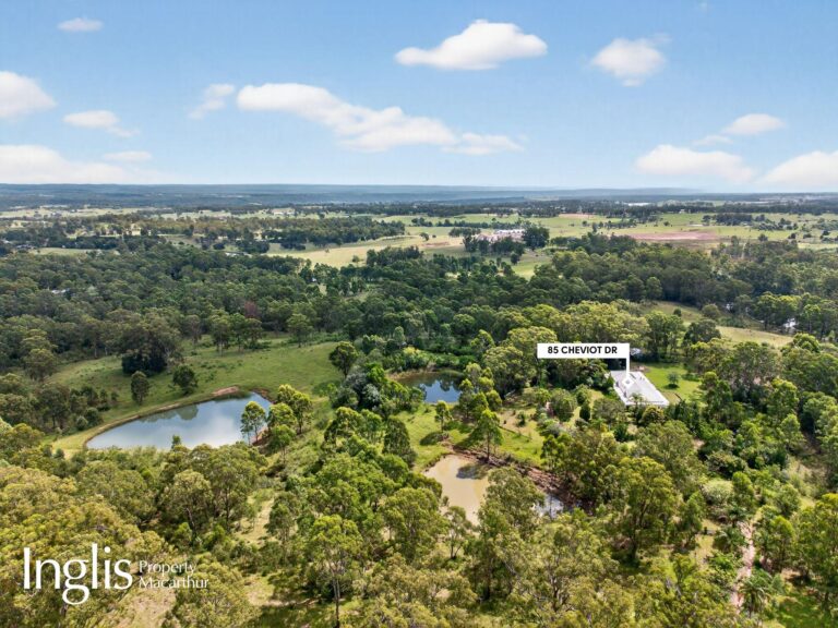 SECLUDED ACREAGE RETREAT 